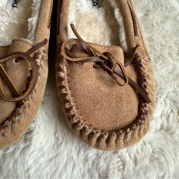 Minnetonka Tan Suede Leather Chrissy‎ Moccasin Slippers Womens 6 - Picture 2 of 6